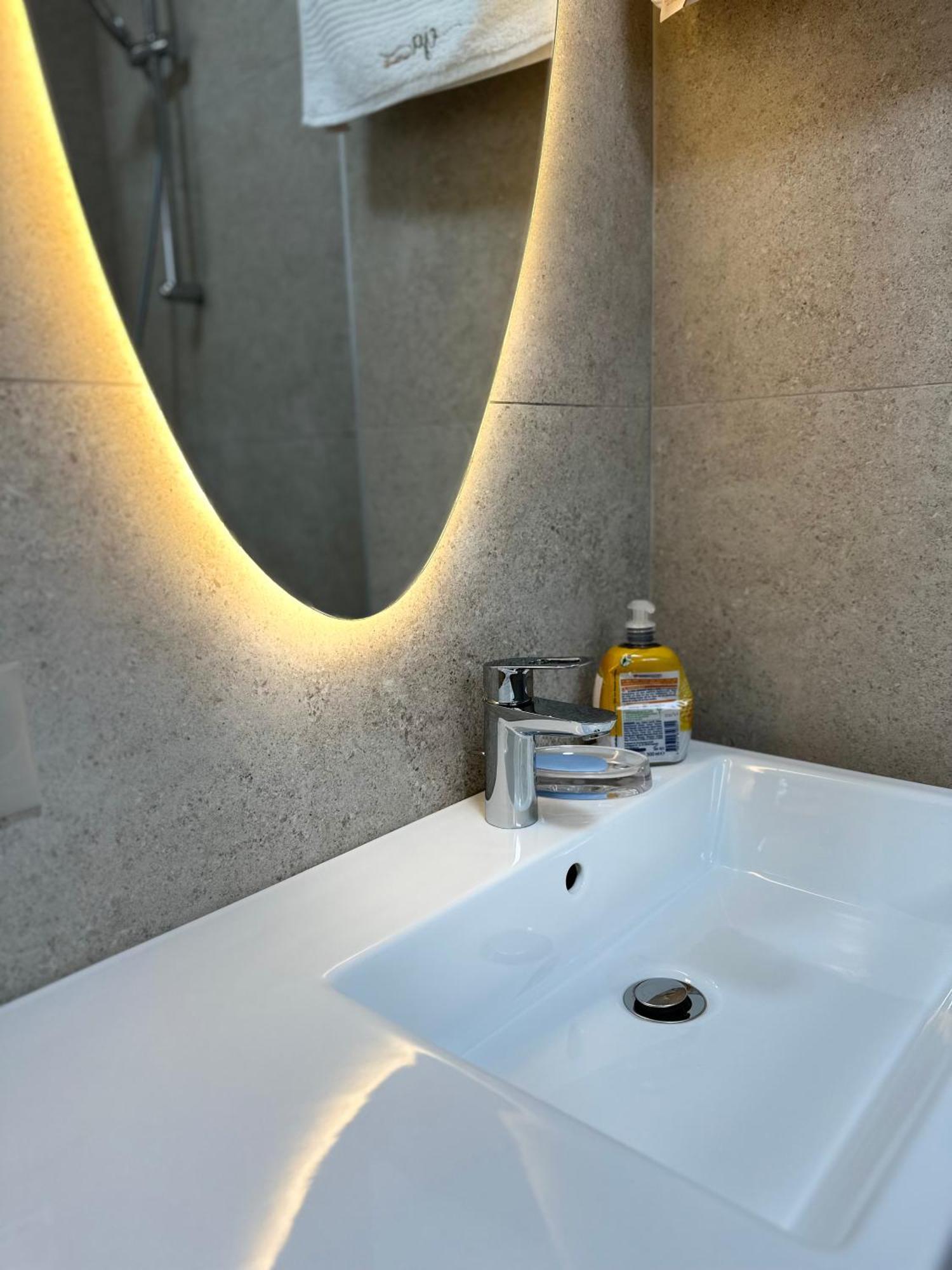 Eja Apartment 3 Tirana Buitenkant foto