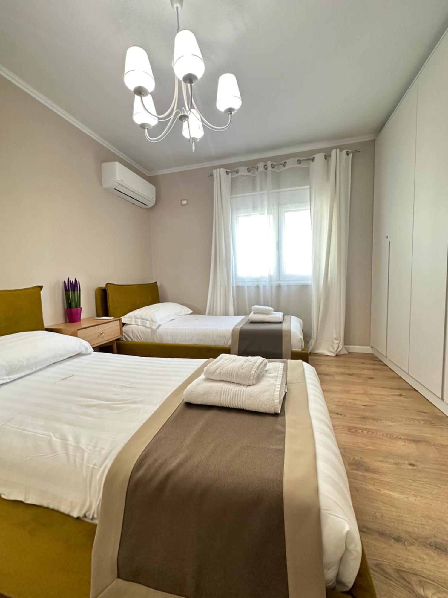 Eja Apartment 3 Tirana Buitenkant foto